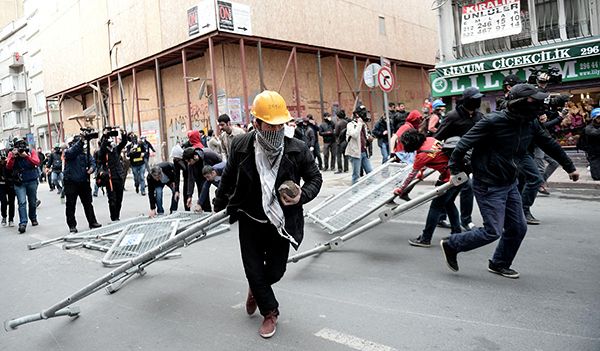 Turkey Police Fire Tear Gas To Block May Day Protesters In Istanbul Euronews 0588