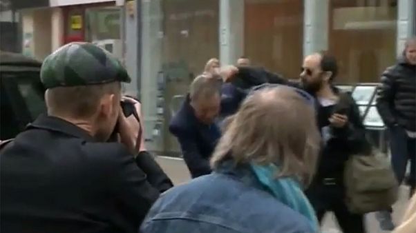 Βρετανία: Πέταξαν αυγό στον Νάιτζελ Φάρατζ – ΒΙΝΤΕΟ Βρετανία: Πέταξαν αυγό στον Νάιτζελ Φάρατζ – ΒΙΝΤΕΟ