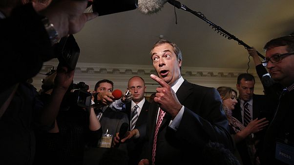 Inmigrantes del este distribuyen panfletos del partido británico UKIP, que pide más control de la inmigración Inmigrantes del este distribuyen panfletos del partido británico UKIP, que pide más control de la inmigración
