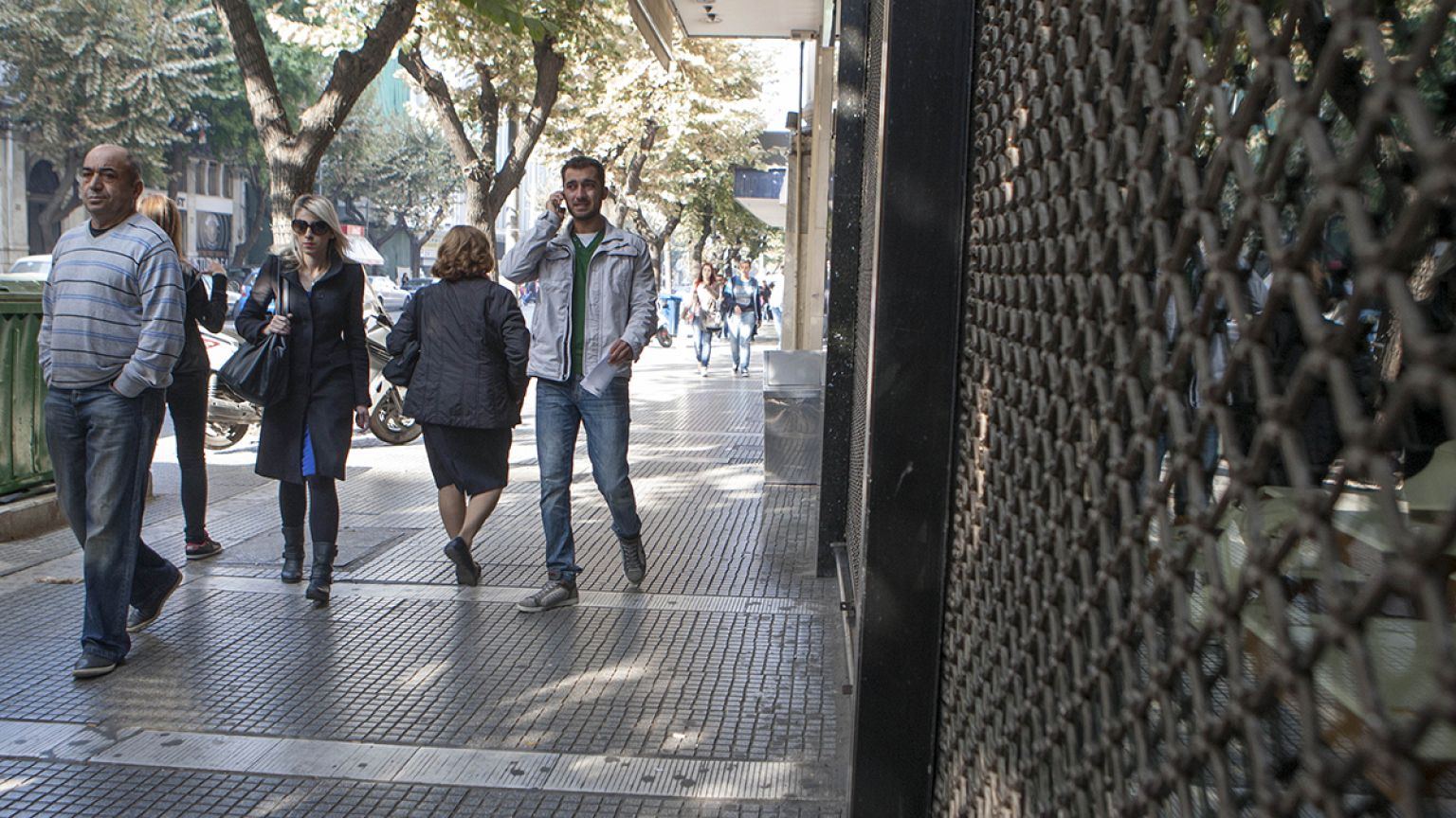 Ευρωβαρόμετρο: Απαισιόδοξοι οι Έλληνες για οικονομία και ανεργία