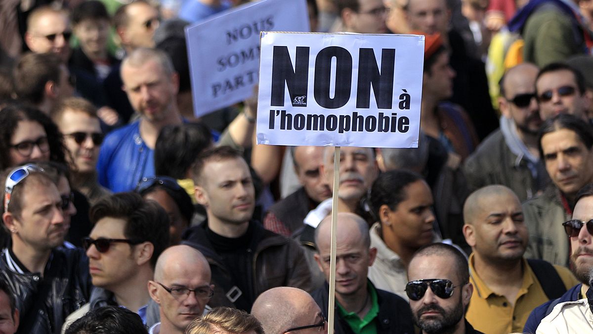SOS: почему во Франции растет гомофобия?