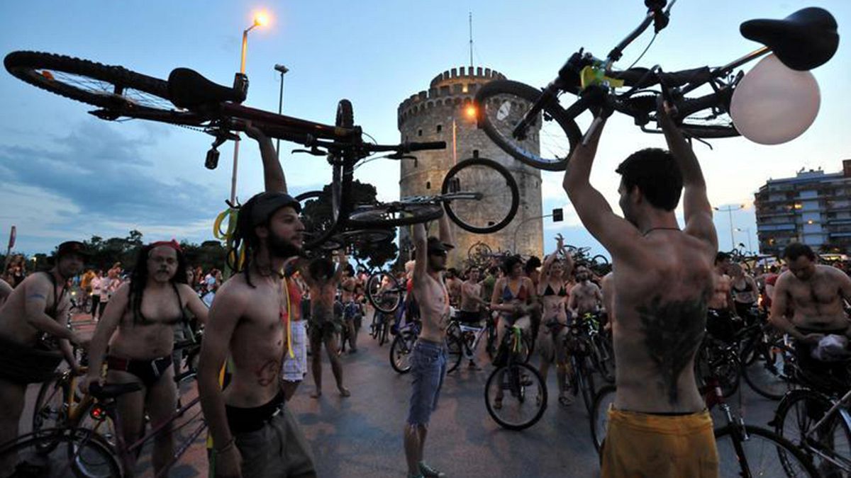 Οι Θεσσαλονικείς.. βγαίνουν απ' τα ρούχα τους για τη γυμνή ποδηλατοδρομία