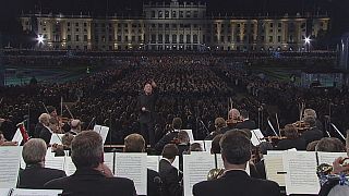 Filharmonikusok a schönbrunni kertben