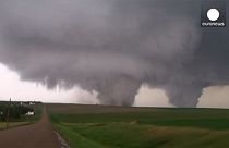 Le eccezionali immagini di due tornado che devastano il Nebraska