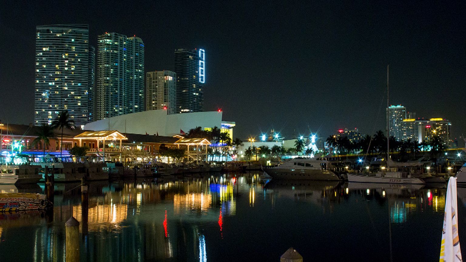 At least 2 killed, 4 wounded in Miami mass shooting