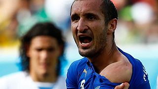 World Cup 2014: Uruguay through after downing 10-man Italy