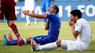 Suarez morde Chiellini, e il web impazzisce