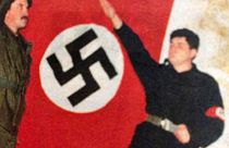 صور لقادة في حزب الفجر الذهبي أمام الصليب المعقوف ويؤدون التحية النازية