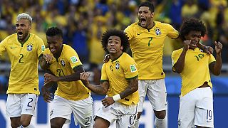 Brasil nos quartos com sorte, Colômbia com James