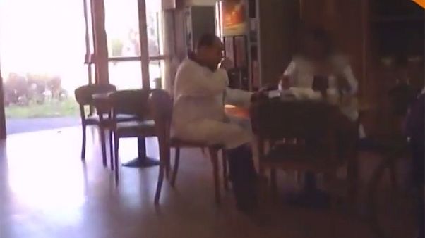 O Μπερλουσκόνι με λευκή ρόμπα προσφέρει...κοινωφελή εργασία! O Μπερλουσκόνι με λευκή ρόμπα προσφέρει...κοινωφελή εργασία!