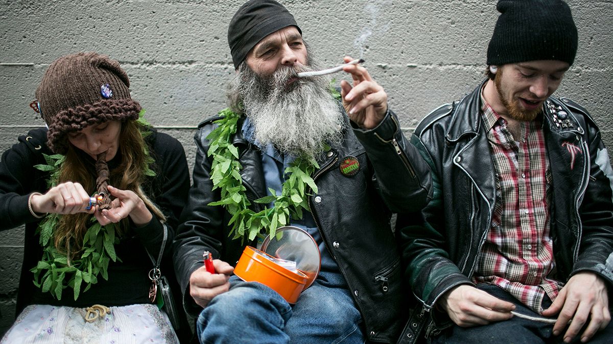 Öffentliches Schlangestehen für Marihuana
