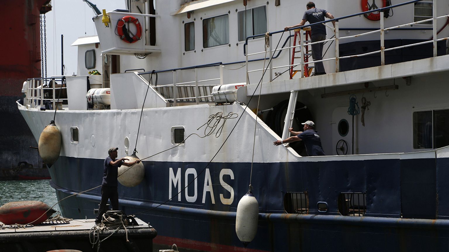 Un couple de philanthropes fonde une ONG pour sauver les migrants en Méditerranée