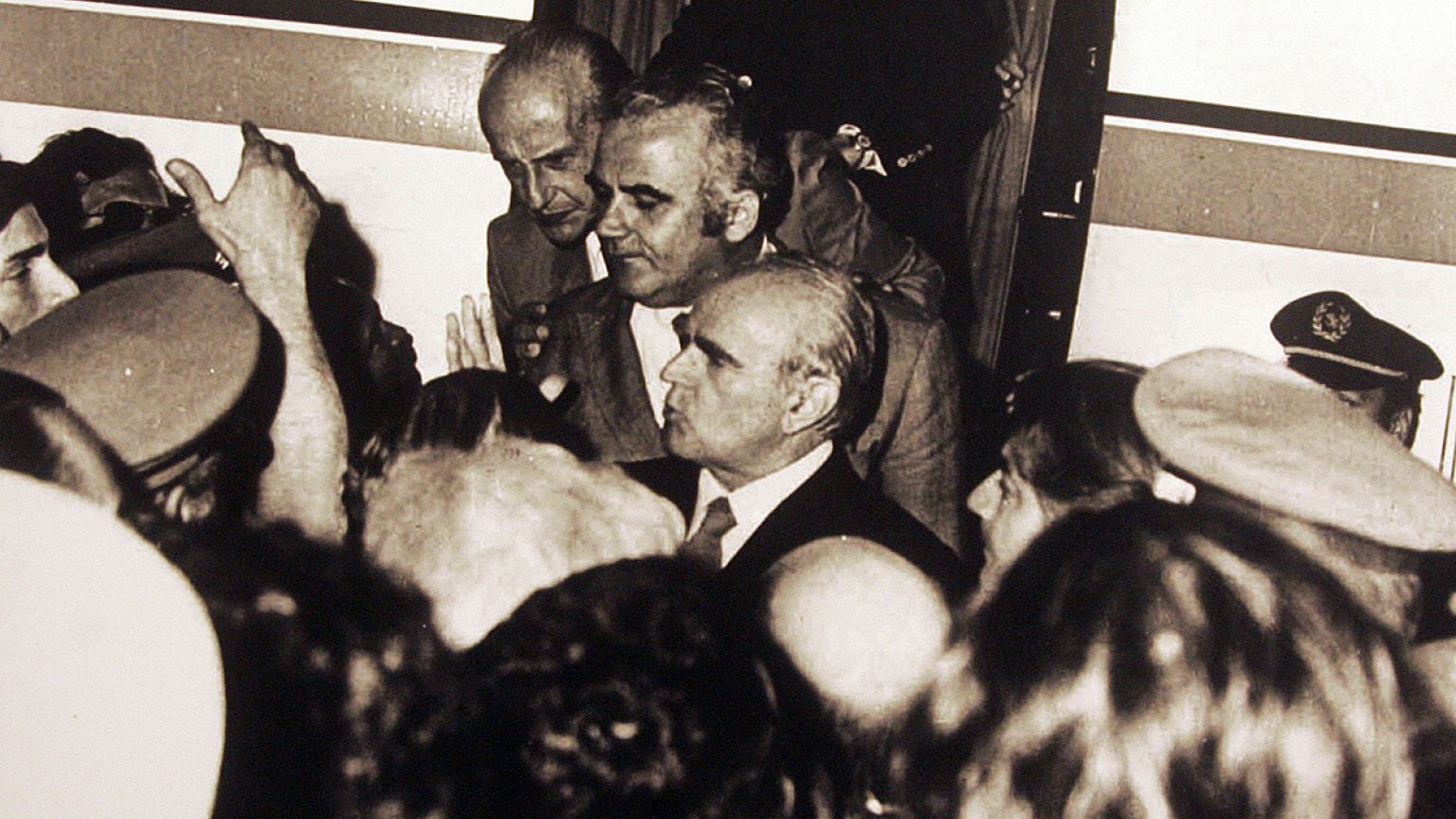 24 Ιουλίου 1974: 40 χρόνια μετά την αποκατάσταση της... Δημοκρατίας!
