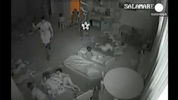 Ρουμανία: Νηπιαγωγοί χτυπούσαν τα παιδιά και τα κοίμιζαν με κρασί! –Βίντεο Ρουμανία: Νηπιαγωγοί χτυπούσαν τα παιδιά και τα κοίμιζαν με κρασί! –Βίντεο