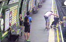 Λονδίνο: Παρ' ολίγον τραγωδία στο μετρό με καροτσάκι που έπεσε στις ράγες