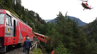 İsviçre'de yolcu treni devrildi