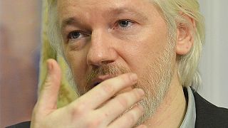 Julian Assange sığındığı büyükelçiliği terkediyor