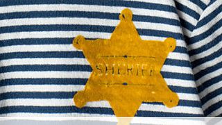 Zara fait scandale en commercialisant un T-shirt rayé avec une étoile jaune