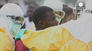 Video: un paciente de Ébola intenta escapar de la cuarentena en Liberia
