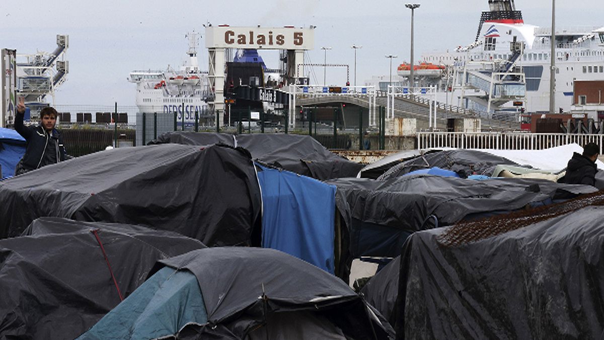 Calais migrants attempt to force their way on to ferry