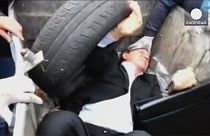 Video: Unbeliebter Politiker landet in Mülltonne in Kiew, Ukraine