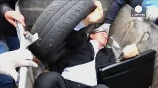 [Video] Un diputado ucraniano lanzado a un contenedor de basura