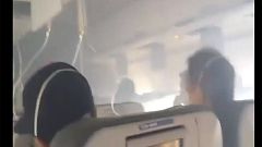 Βίντεο: Αναγκαστική προσγείωση αεροπλάνου - Οι επιβάτες κατέγραψαν το περιστατικό