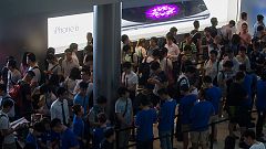 In ewig gleichen Schlangen warten Apple-Fans rund um den Globus auf ein iPhone 6