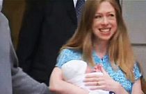 Video: Chelsea Clinton und Baby Charlotte