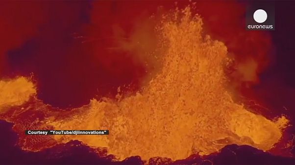 تابعوا ثوران بركان بكاميرات طائرة بدون طيار تابعوا ثوران بركان بكاميرات طائرة بدون طيار