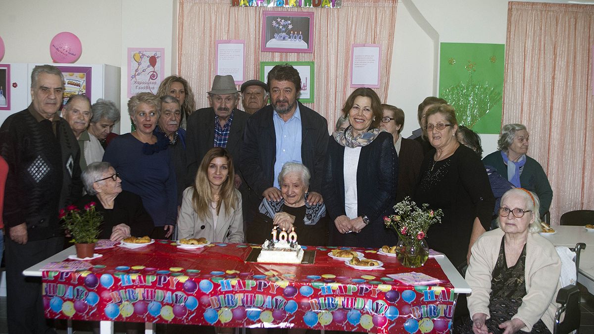 Θεσσαλονίκη: Πάρτι - έκπληξη σε γιαγιά που έσβησε 100 κεράκια!