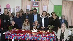 Θεσσαλονίκη: Πάρτι - έκπληξη σε γιαγιά που έσβησε 100 κεράκια!
