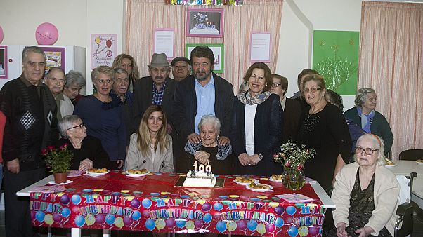 Θεσσαλονίκη: Πάρτι - έκπληξη σε γιαγιά που έσβησε 100 κεράκια! Θεσσαλονίκη: Πάρτι - έκπληξη σε γιαγιά που έσβησε 100 κεράκια!