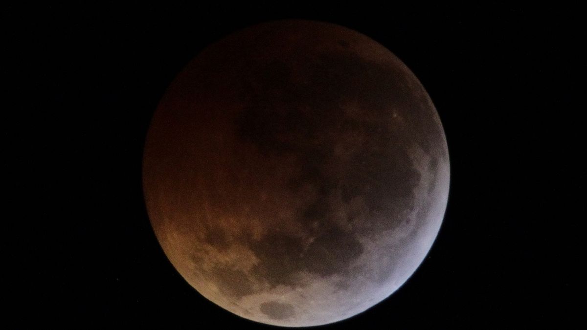 "Blood moon" lunar eclipse provides stellar light show
