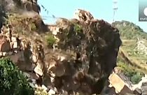 [Vídeo] Avalancha de rocas gigantes en una carretera de China