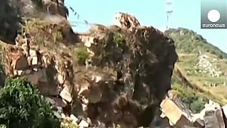 [Vídeo] Avalancha de rocas gigantes en una carretera de China