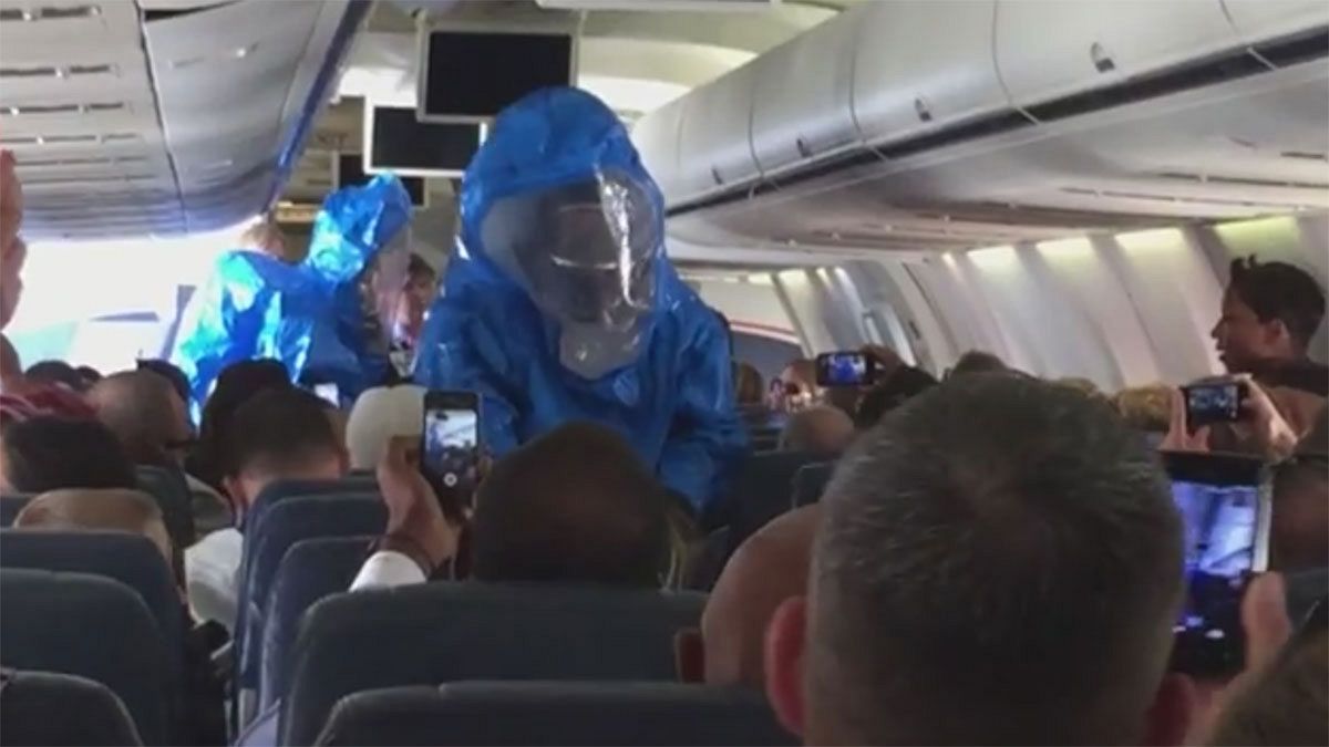 Американец вызвал панику на борту самолета, пошутив, что заразился Эболой
