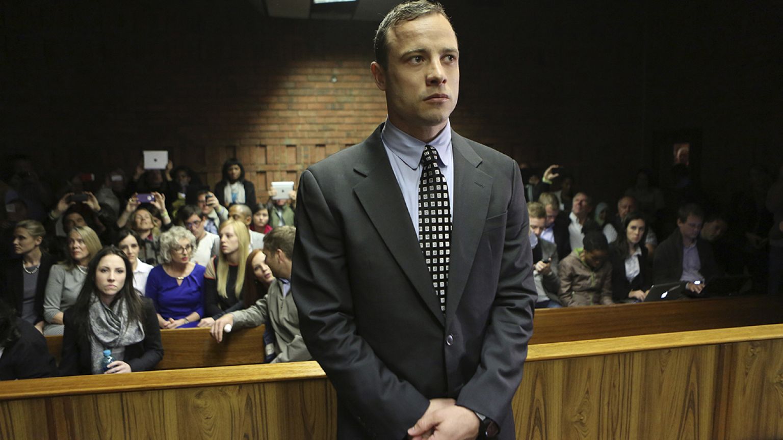 Pistorius attende di conoscere la sua pena, potrebbe evitare il carcere