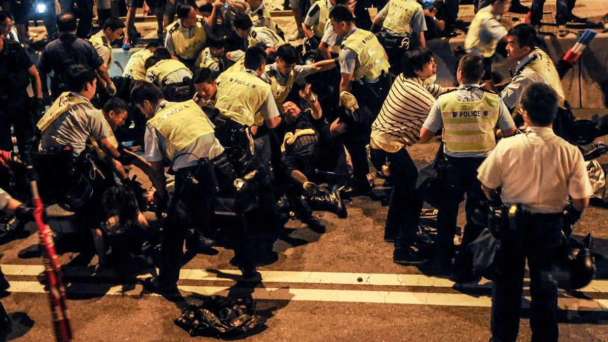 Videos von brutaler Polizeigewalt - Aufschrei in Hongkong