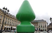 Abgeschlaffte Skulptur in Paris: Baum oder Sex-Toy?