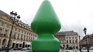Abgeschlaffte Skulptur in Paris: Baum oder Sex-Toy?