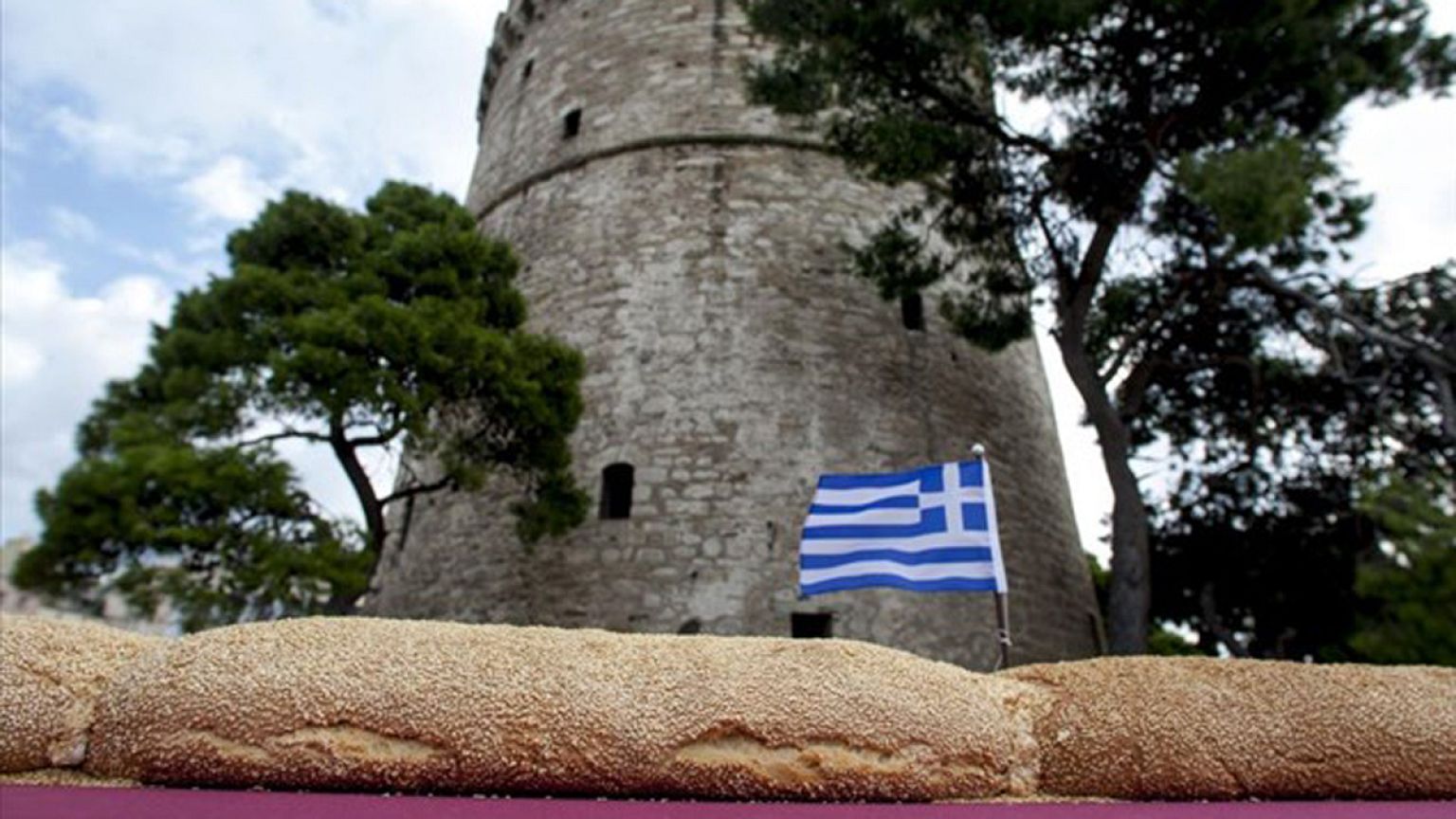 Κουλούρι “τύλιξε” τον Λευκό Πύργο και χτυπάει Γκίνες