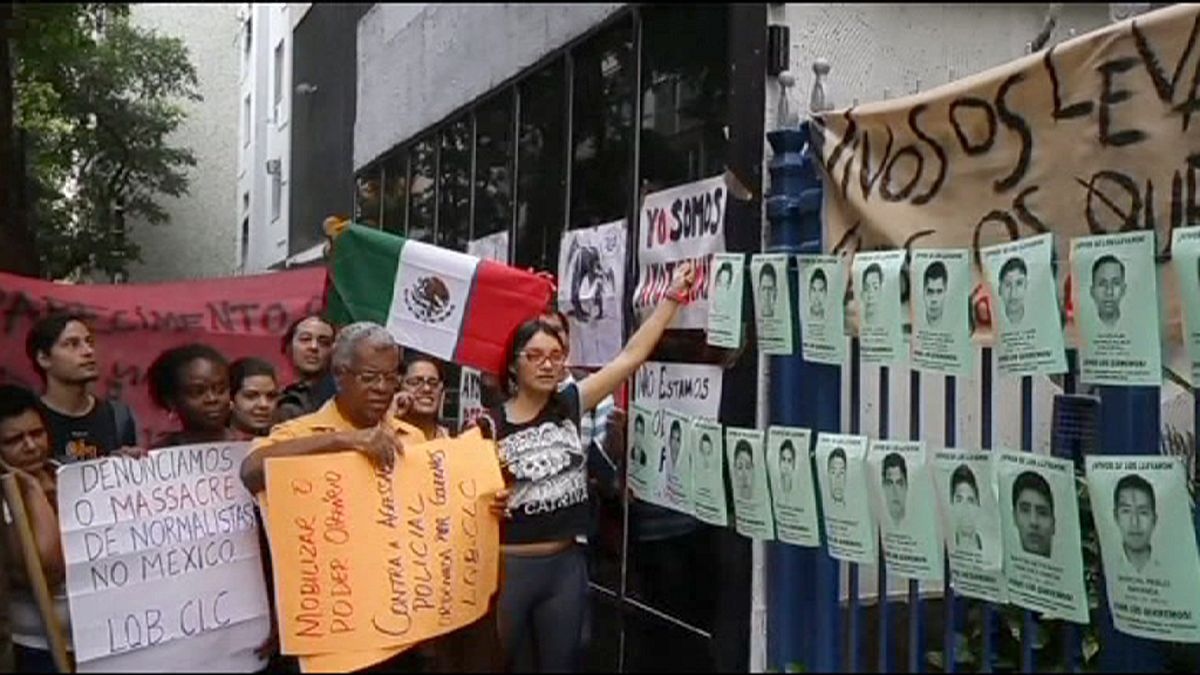 مردم مکزیک می گویند دولت باید دانشجویان را زنده پیدا کند