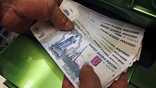 Банк России уронил рубль: доллар вырос до 45 рублей