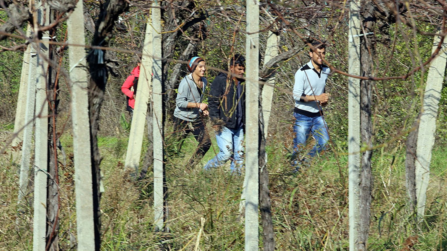 Παραμονεύοντας στα σύνορα... Μετανάστες ψάχνουν τρόπους να το ταξίδι προς το όνειρο!