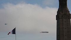 "Hollande dimisión" sobrevuela el monumento por las víctimas de la Gran Guerra