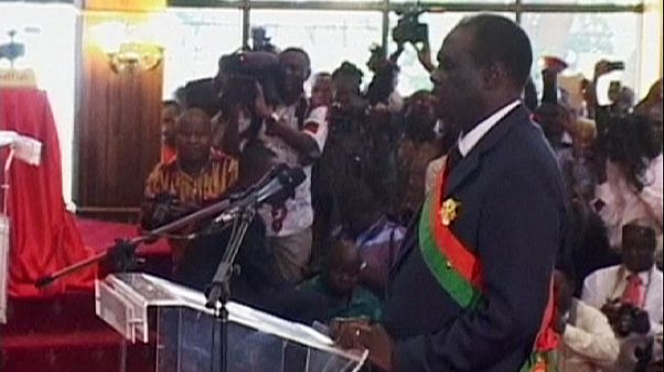 Burkina Faso, Michel Kafando giura come presidente a interim Burkina Faso, Michel Kafando giura come presidente a interim