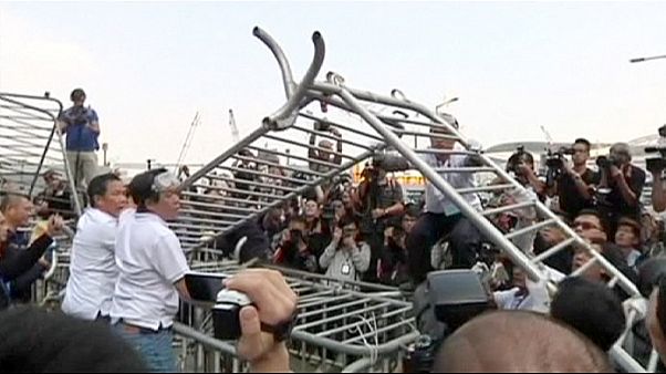 Premières barricades démantelées à Hong-Kong Premières barricades démantelées à Hong-Kong