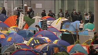 Manifestantes rompen la puerta del Parlamento de Hong Kong