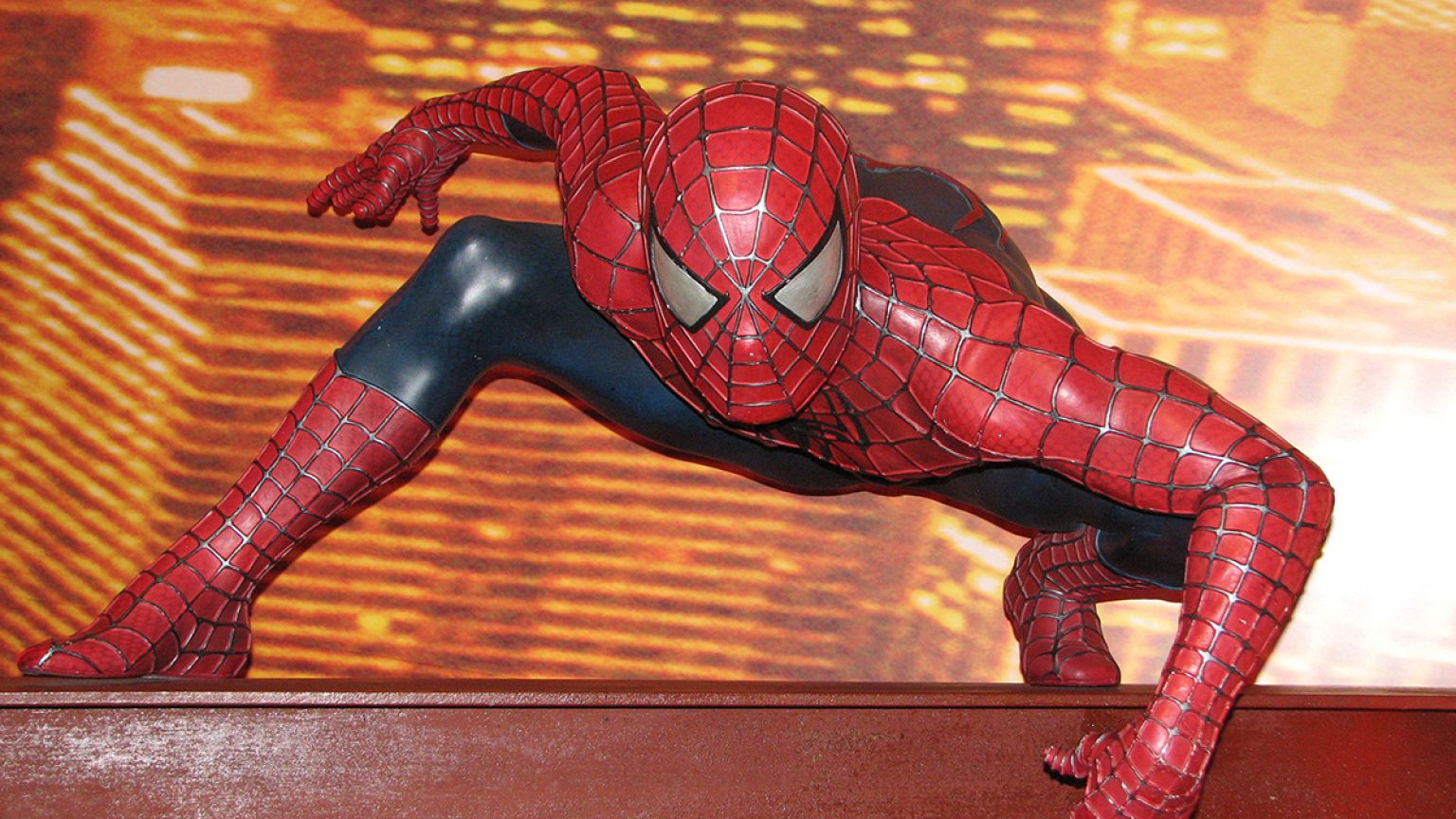 Ετοιμαστείτε να γίνεται.. Spiderman με τα ειδικά γάντια!